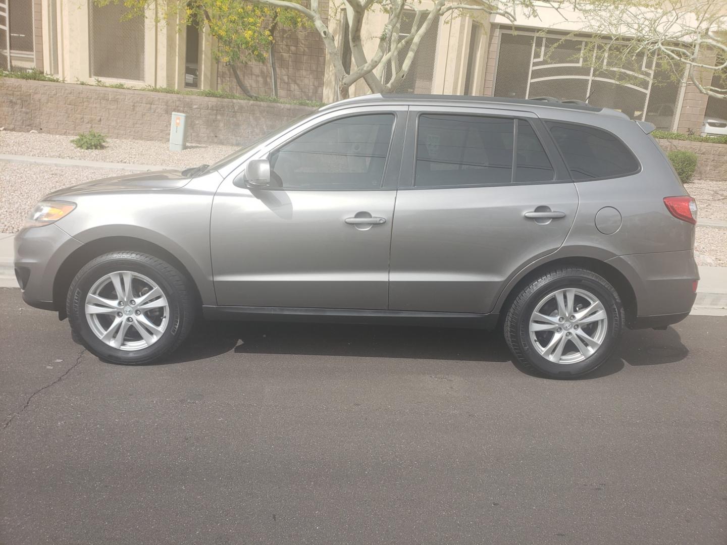 2011 gray /gray Hyundai Santa Fe SE (5XYZH4AG2BG) with an 3.5L V6 DOHC 24V engine, 6-Speed Automatic transmission, located at 323 E Dunlap Ave., Phoenix, AZ, 85020, (602) 331-9000, 33.567677, -112.069000 - 2011 Hyundai Santa Fe SE,......A Must See!! No accidents, Ice cold AC. The car is gorgeous inside and out. Power windows, Power door locks, Stereo/cd/mp3 Player, Phone sync, Bluetooth, Satellite compatible, Beautiful gray interior with gray leather seats in near perfect condition, Incredible gas mil - Photo#6